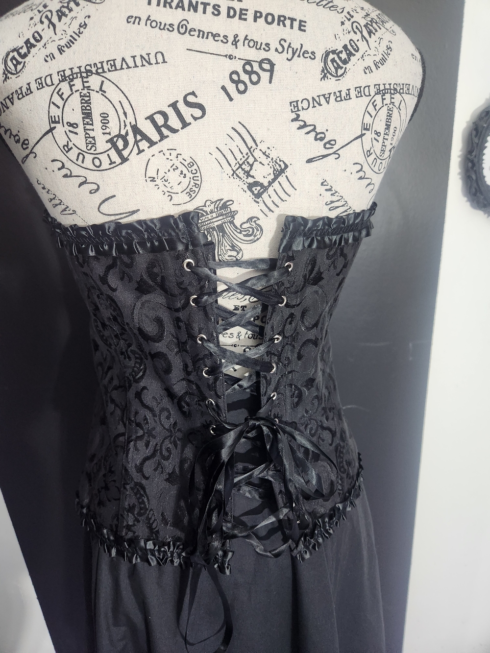 Corset Top Ruffled Edge - Picture 6 of 6